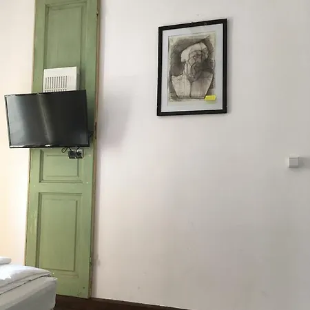 Victoria Poshtel Hostel