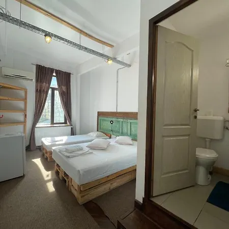 Victoria Poshtel *