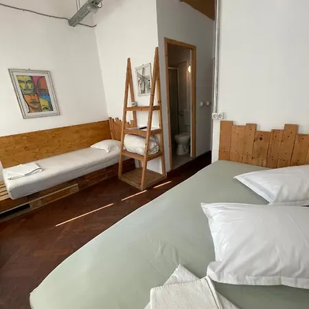 Victoria Poshtel Hostel *