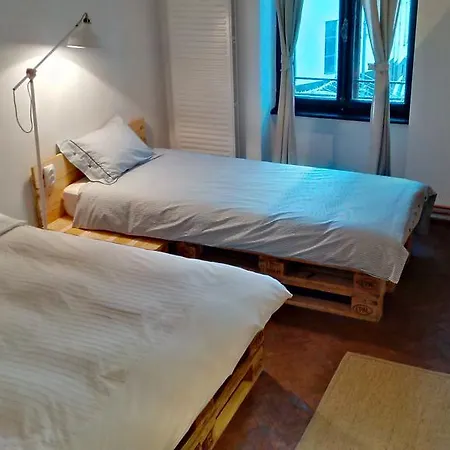 Victoria Poshtel Hostel *