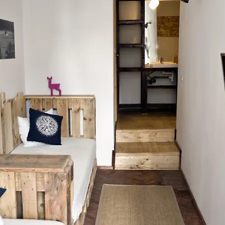 Victoria Poshtel Hostel *