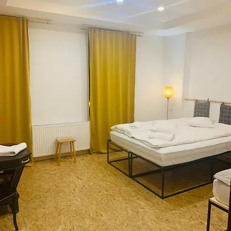 Victoria Poshtel Hostel