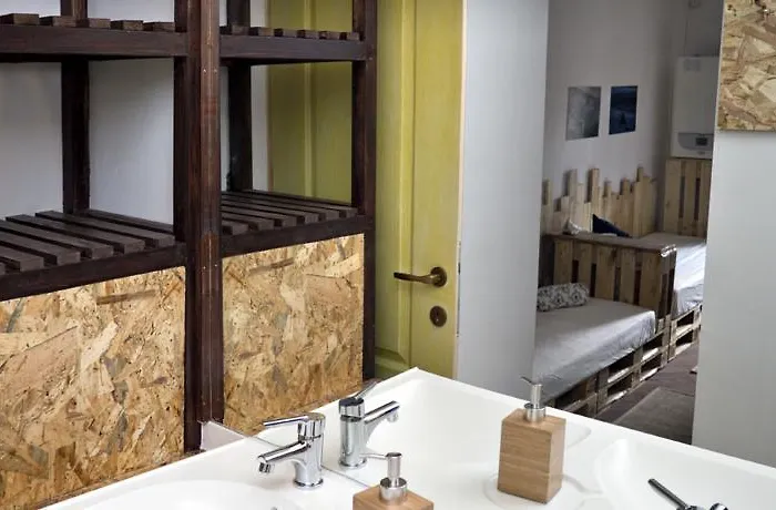 Victoria Poshtel Hostel *