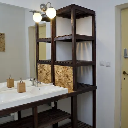 Victoria Poshtel *