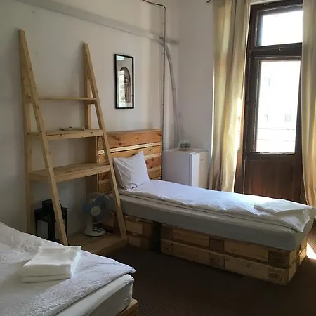 Victoria Poshtel *