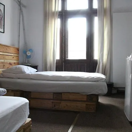 Victoria Poshtel *
