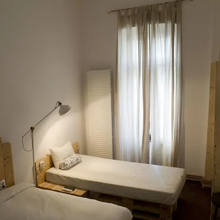 Victoria Poshtel *