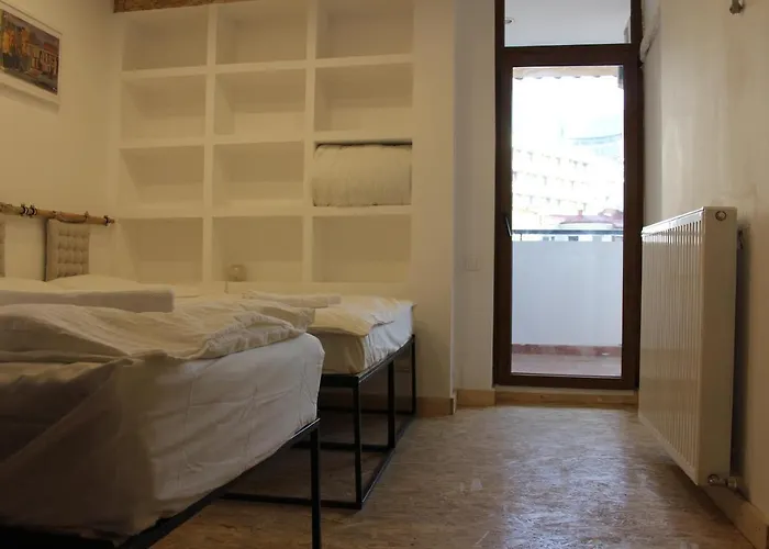 Victoria Poshtel Hostel